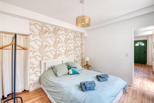 une chambre avec un lit avec deux serviettes dessus dans l'établissement ¤Maison¤ / standing / terrasse et cœur de ville, à Angers