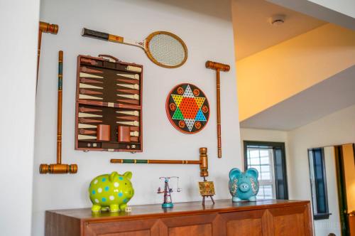 Una habitación con un armario de madera con una raqueta de tenis en la pared. en The Pittsburgh Hideaway-Amazing View-3 Bedrooms, en Pittsburgh