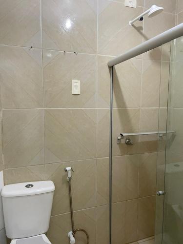 ein Bad mit einem WC und einer Glasdusche in der Unterkunft claussporto in Porto De Galinhas