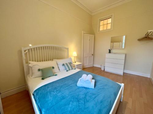Postel nebo postele na pokoji v ubytování Delightful ground floor Newington flat