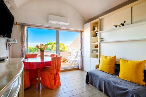 une petite cuisine avec une table et une salle à manger dans l'établissement Studio - Mer Soleil Confort, à Antibes