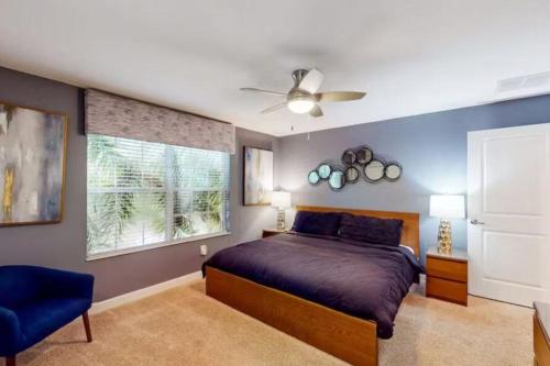 een slaapkamer met een bed en een plafondventilator bij Sunshine Storey in Kissimmee
