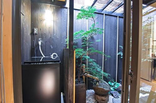 una porta che conduce a un giardino con una pianta di Kyoto - House - Vacation STAY 13904 a Kyoto