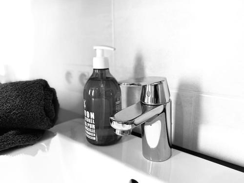 a bottle of mouthwash sitting next to a sink at Woning met 4 slaapkamers in Zelzate