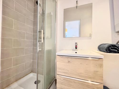 une salle de bain avec douche et lavabo dans l'établissement Le Kansas ~ Studio à 5 min du centre ville ~ FIBRE, à Poitiers