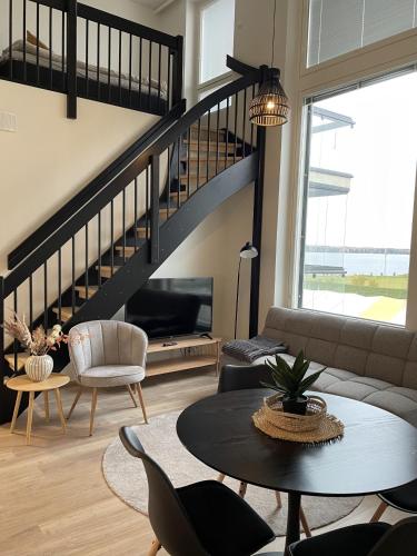 Foto Beautiful loft apartment with glazed balcony 1
