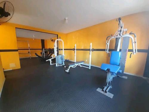 a room with a gym with two tread machines at Apartamento aconchegante in Ilhéus