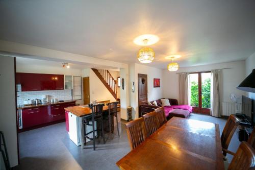 uma cozinha e sala de estar com uma mesa e uma sala de jantar em Milly's House - Charming & Cosy em Milly-la-Forêt