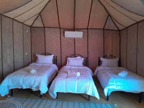 Krevet ili kreveti u jedinici u objektu SAND STAR LUXURY CAMP
