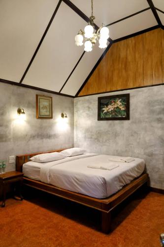 a bedroom with a large bed in a room at Ziggy Stardust in Ko Phayam