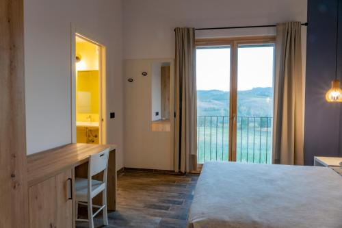 ein Schlafzimmer mit einem Bett und einem großen Fenster in der Unterkunft Agriturismo Cà Vida in Ziano Piacentino