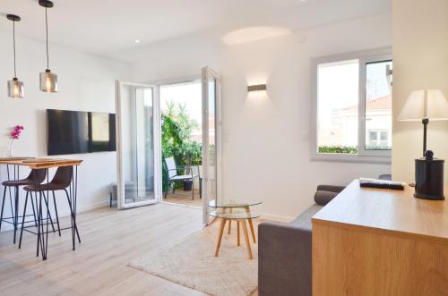 salon z kanapą i stołem w obiekcie Le Flore - Appartement neuf - Cannes Center w Cannes