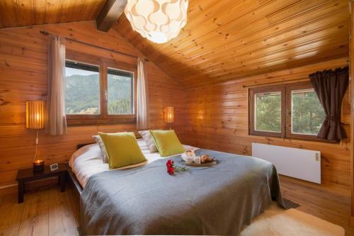 En eller flere senge i et værelse på Cozy Mountain Getaway Chalet les Marmottes
