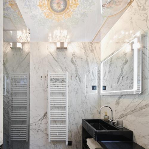 Bilik mandi di King Kresimir Heritage Hotel