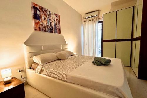 ein Schlafzimmer mit einem großen weißen Bett in einem Zimmer in der Unterkunft Salina Maisonette - Pool access in Naxxar