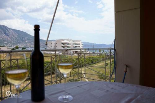 On The Wave - Modern Beachfront Apartment in Kalamata