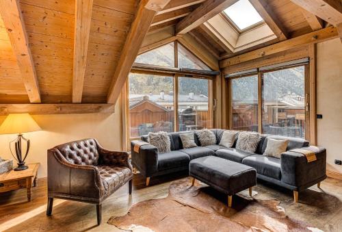 シャモニー・モンブランにあるAPARTMENT LONGVIEW - Alpes Travel - Central Chamonix - Sleeps 8のリビングルーム(ソファ、椅子2脚付)