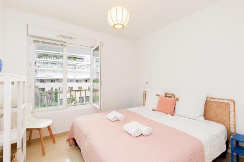 une chambre avec deux lits et une fenêtre dans l'établissement Cannes Victoria YourHostHelper, à Cannes