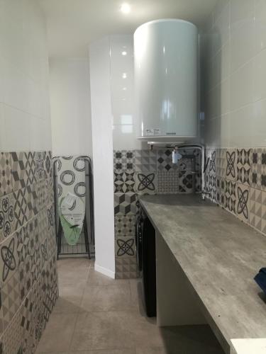 - une cuisine avec un comptoir dans une pièce dans l'établissement Cocoon Bugiste : travail, sport ou détente, à Hauteville-Lompnes