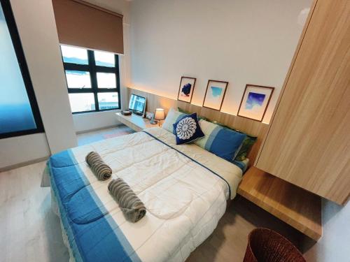 Un dormitorio con una cama grande y una ventana en Mango House6-High floor I Biggest unit I SeaView I Waterfilte I Wifi-JQ en Kota Kinabalu