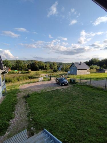 a car parked in the driveway of a house at Domki pod Kapeluszem nad jeziorem Patulskim z opcja balii,na Kaszubach,grzyby ,sciezki rowerowe in Pierszczewko