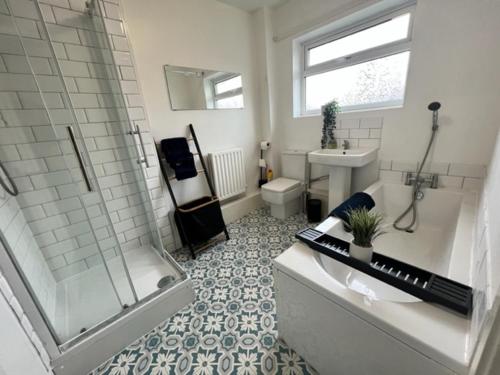 a bathroom with a shower and a sink and a toilet at Modern house in the heart of the Lutterworth in Lutterworth