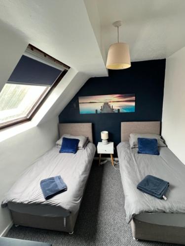 Tempat tidur dalam kamar di Modern house in the heart of the Lutterworth