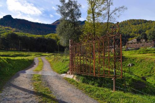 a gate on the side of a dirt road at La Cabanya de la Rovira - Dalt in Joanetes