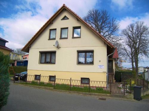 uma casa branca com um telhado de gambrel em Ferienwohnung zur Kiefer em Ahlbeck