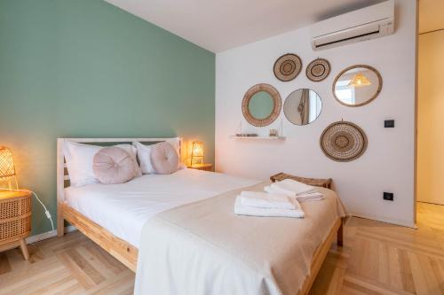 1 dormitorio con 1 cama blanca grande y toallas. en The Priest's Home by LovelyStay en Oporto