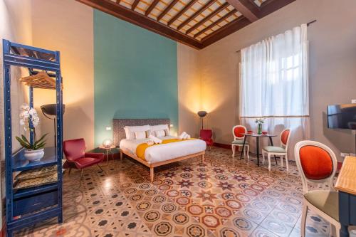 a bedroom with a bed and a table and chairs at Casa Leopoldo in Pisa