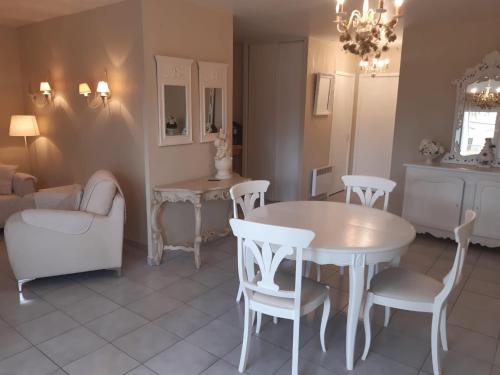 a living room with a white table and chairs at Le Médicis - Centre village calme in Bessan