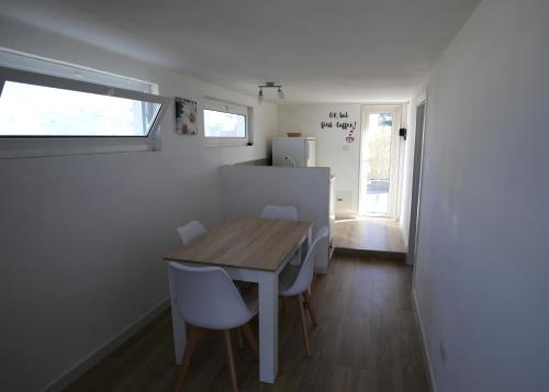 een eetkamer met een tafel en stoelen en een raam bij Mini appartamento sul mare in Molfetta