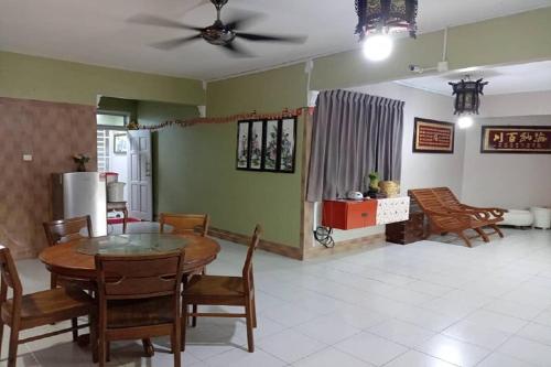 a kitchen and dining room with a table and chairs at Aeon Tebrau Apartment Johor Bahru - By Room - in Johor Bahru