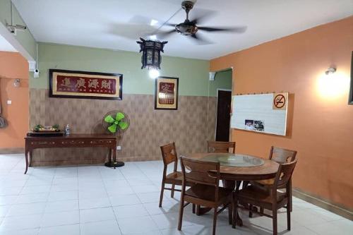 a dining room with a table and a desk at Aeon Tebrau Apartment Johor Bahru - By Room - in Johor Bahru