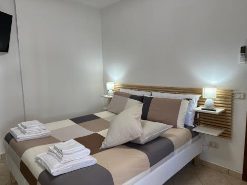 una camera da letto con un grande letto con asciugamani di Casa Julie Latina Scalo a Monticchio