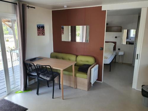 ein kleines Zimmer mit einem Tisch und einem Sofa in der Unterkunft Ferienpark Auf dem Simpel - Heide-Lodge barrierefrei in Soltau