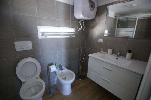 een badkamer met een toilet en een wastafel bij Mini appartamento sul mare in Molfetta