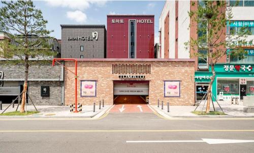 ein Gebäude mit einem Tunnel in der Mitte einer Straße in der Unterkunft Tomoto Hotel in Incheon