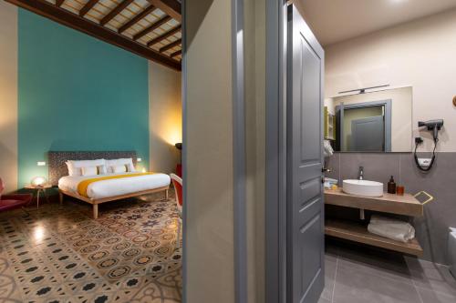 a bedroom with a bed and a bathroom with a sink at Casa Leopoldo in Pisa