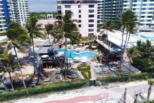 uma vista aérea de uma piscina num resort em 2 bedroom apartment w balcony & ocean view @ the beach 154 em Miami Beach