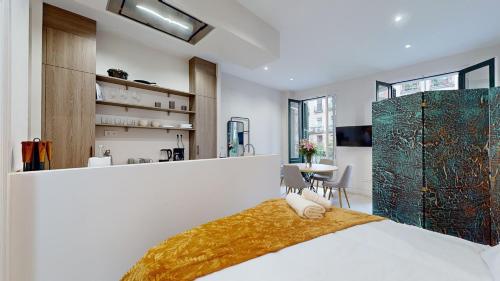 1 dormitorio con 1 cama grande y 1 mesa en Santa Cruz, en Madrid
