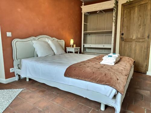 une chambre avec un grand lit blanc dans une pièce dans l'établissement La Muse d'Avril - Wifi - Hyper Centre, à Albi