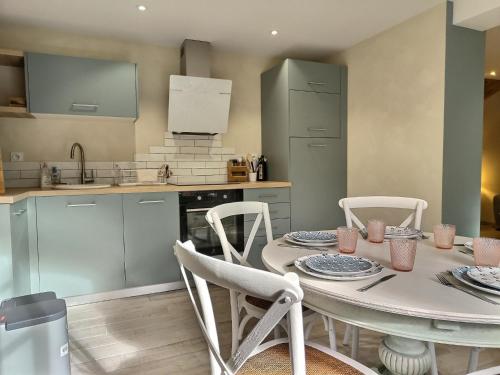 une cuisine avec une table et des chaises dans une cuisine dans l'établissement La Muse d'Avril - Wifi - Hyper Centre, à Albi