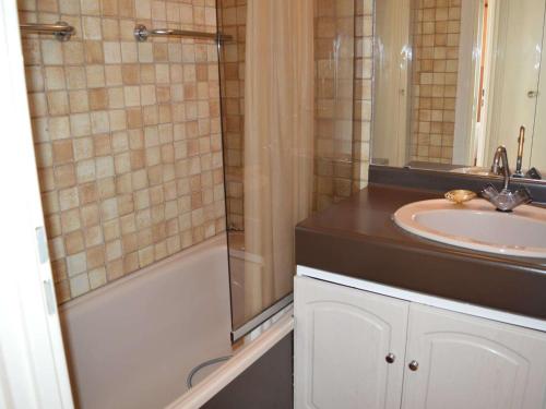 y baño con lavabo y ducha. en Appartement La Croix-Valmer, 2 pièces, 4 personnes - FR-1-226B-28, en La Croix-Valmer