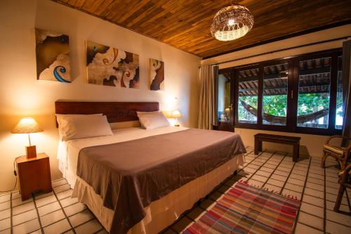 a bedroom with a large bed and a window at Odoiá Maragogi Restaurante e Estalagem in Maragogi