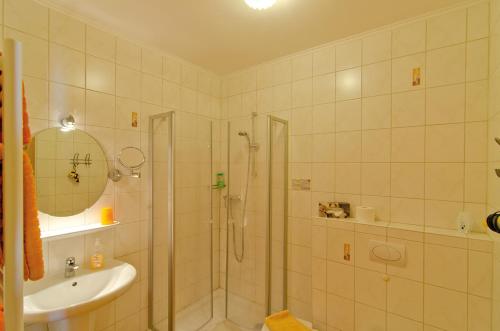 y baño con ducha y lavamanos. en Ferienpark Auf dem Simpel - Vierbettzimmer 3, en Soltau
