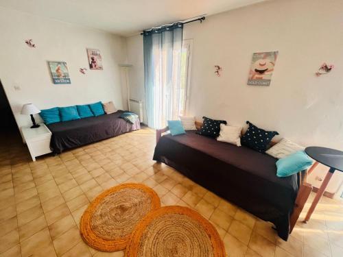 a living room with two couches in a room at Escale Douceur d'Estérel in Saint-Raphaël