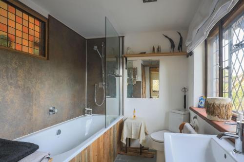 Finest Retreats - The Ratcatchers Cottage : حمام مع حوض ومغسلة ومرحاض