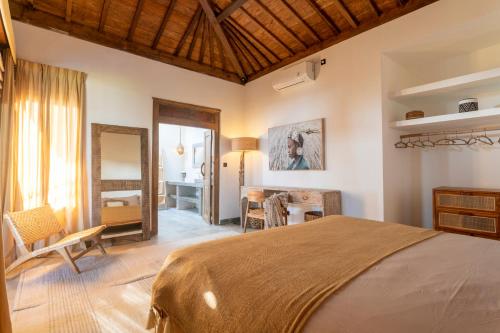 Charming 3BR Villa w/pool & viewにあるベッド